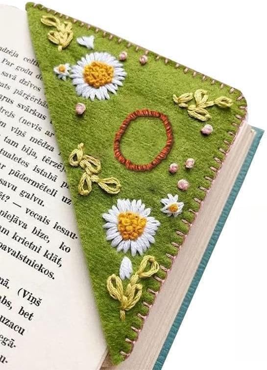 MOTEERLLU Personalized Hand Embroidered Corner Bookmark,Felt Triangle Page Stitched Handmade Bookmark,Unique Cute Flower Letter Embroidery Bookmarks Accessories for Book Lovers